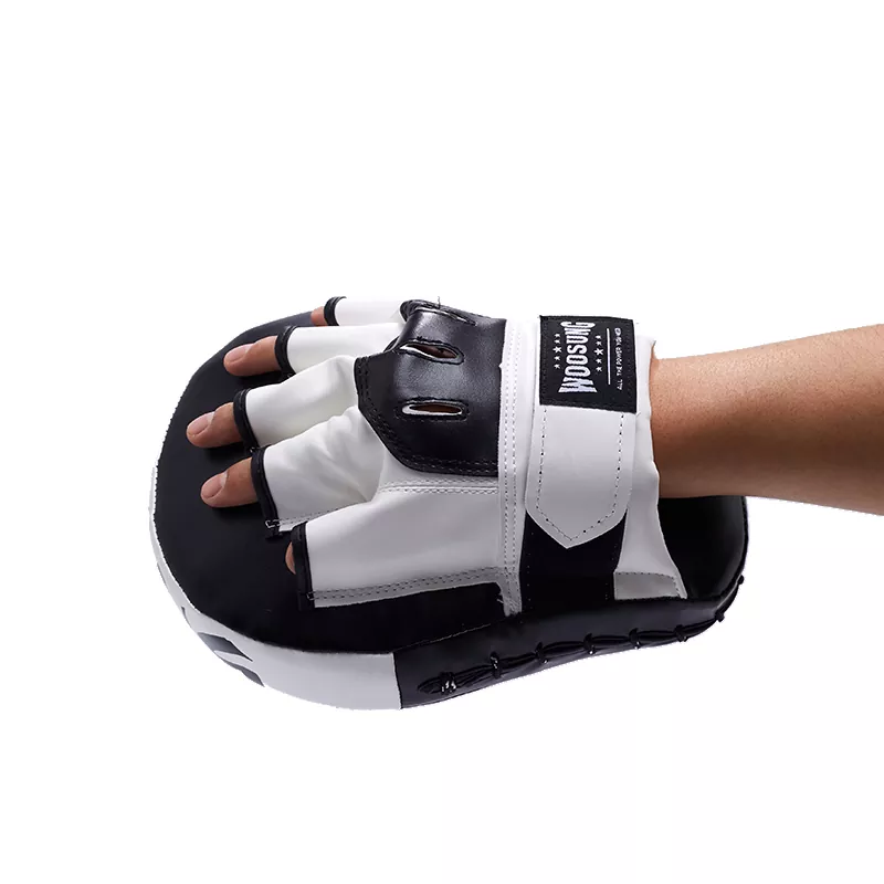 In che modo un pad target a mano può migliorare il mio allenamento?